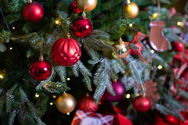 Sfondo di vacanze di Natale e Capodanno. Bellissimo albero di Natale decorato.