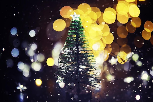 Sfondo di vacanze invernali con luci di scintillio di abete congelato bokeh Sfondo di vacanze di Natale e Capodanno con spazio per la copia