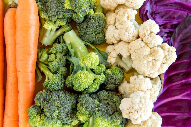 Sfondo di verdure, carote, broccoli, cavolfiori e cavoli.