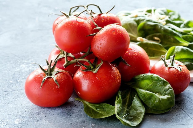 Sfondo di verdure pomodori e foglie di spinaci