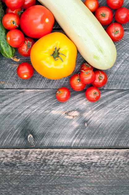 Sfondo di verdure. Pomodorini, pomodori gialli, zucchine e cetrioli