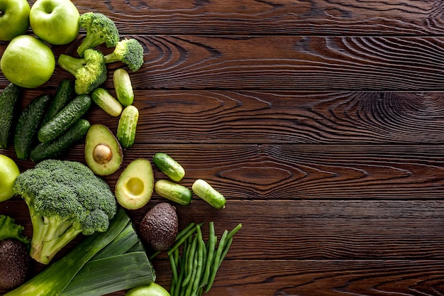 Sfondo di verdure verdi su un legno scuro