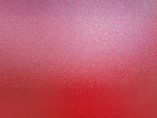 Sfondo di vernice a polvere rossa shagreen su superficie in lamiera d'acciaio piatta