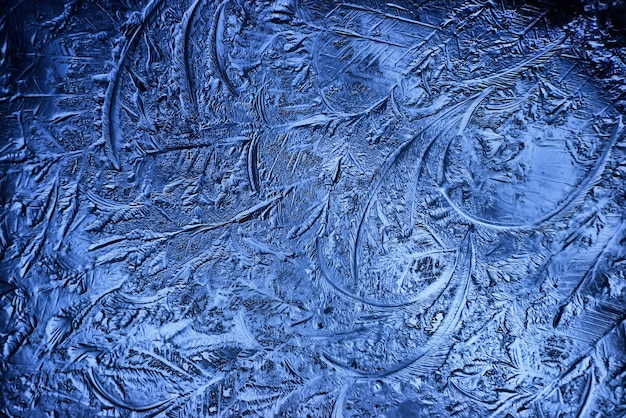 sfondo di vetro di ghiaccio blu, trama astratta della superficie del ghiaccio sul vetro, acqua stagionale congelata