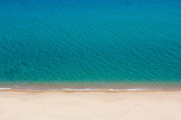 Sfondo di viaggio - bella vista aerea della spiaggia sabbiosa e del mare blu