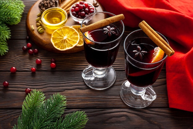 Sfondo di vin brulè Una bevanda calda di Natale invernale a base di vino rosso, spezie