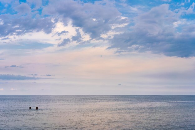 Sfondo drammatico cielo nuvola Heawy nuvole piovose Bella cloudscape Colori blu