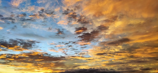 Sfondo drammatico di un cielo nuvoloso al tramonto