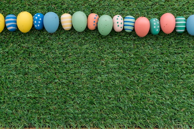 sfondo Erba con fila di uova di Pasqua