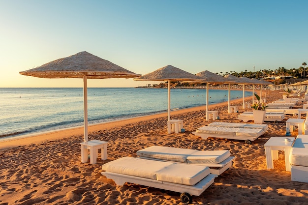 Sfondo estivo con spiaggia tropicale durante il tramonto Vacanza e concetto di viaggio