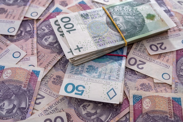 Sfondo fatto da diversi soldi della Polonia 10 20 50 100 pln zl zloty banconota concetto di finanza