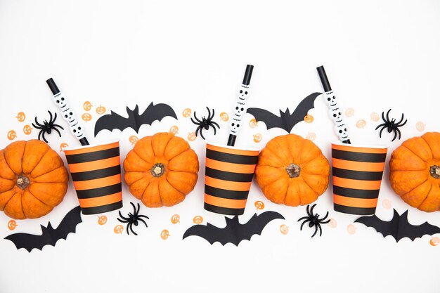 Sfondo festa di Halloween con zucche pipistrelli spettrali ragni raccapriccianti