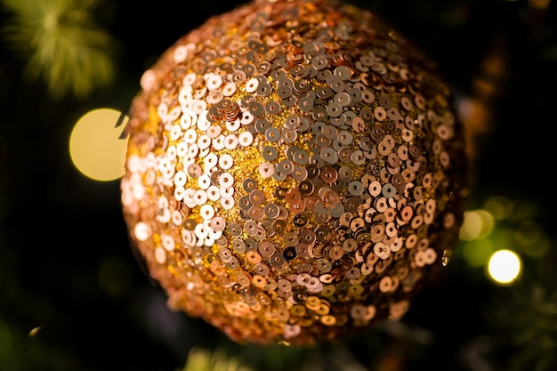 Sfondo festivo con decorazioni bokeh colorate su un albero di Natale con paillettes dorate