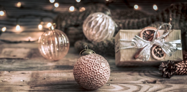 Sfondo festivo di Natale o Capodanno, giocattoli vintage sull'albero di Natale su uno sfondo di legno con una ghirlanda con luci