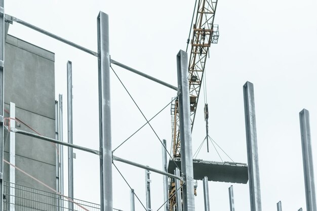 Sfondo generico del cantiere con impalcature sull'edificio e gru