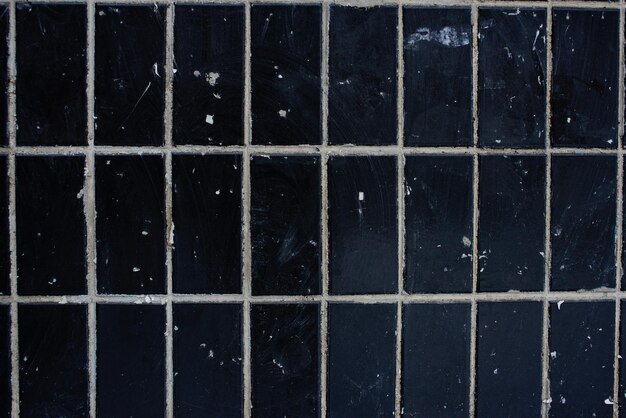 Sfondo geometrico di piastrelle nere sporche