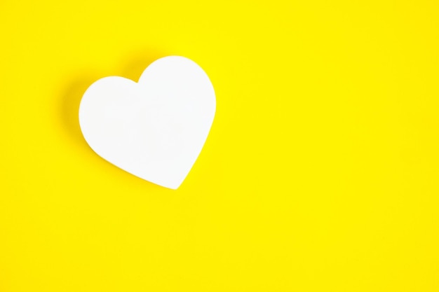 Sfondo giallo cuore bianco Sfondo festivo per San Valentino