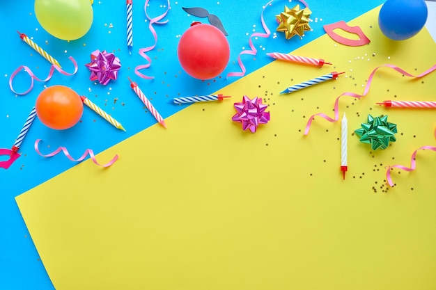 Sfondo giallo il concetto di tempo di festa un invito a un compleanno o altra celebrazione