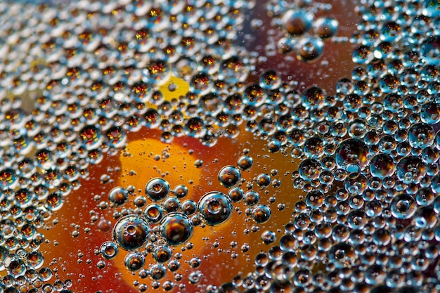 Sfondo giallo. Macrofotografia astratta. Bolle d'olio. Struttura dell'acqua.