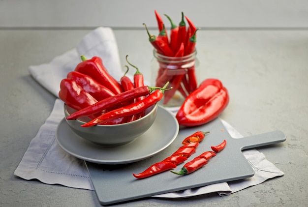 Sfondo grigio con peperoncino Red hot Capsicum Seasoning Spice elemento messicano per il design