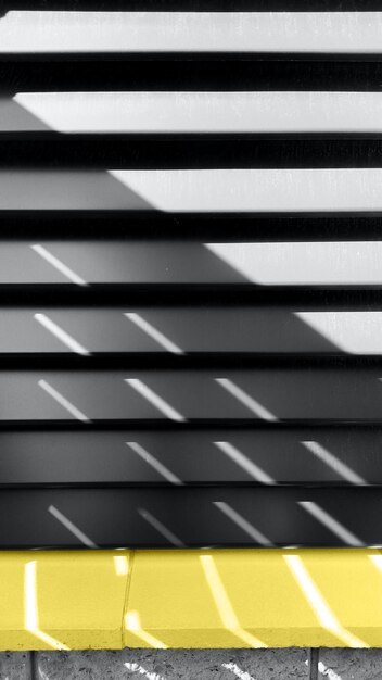 Sfondo grigio decorativo con linee parallele a strisce e raggi di sole
