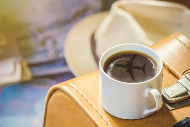 Sfondo il viaggio, il riflesso nella tazza di caffè. Carta geografica. Messa a fuoco selettiva