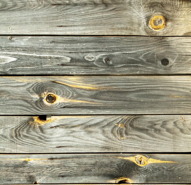 Sfondo in legno a contrasto da vecchie tavole di pino stagionato con crepe e nodi