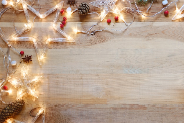 Sfondo in legno con decorazioni natalizie