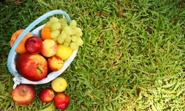 Sfondo in legno con frutta fresca