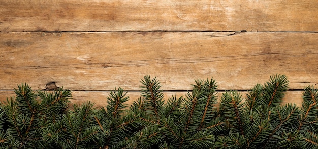 Sfondo in legno con rami di albero di Natale e neve Concetto di Natale Banner Vista dall'alto piatto