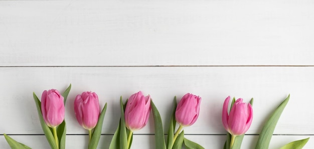 Sfondo in legno scuro con posto per un'iscrizione e posto per tulipani viola per banner di testo