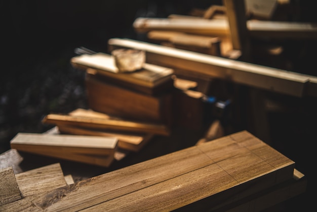 Sfondo industriale in materiale di legno, attrezzatura per macchine da falegname per fabbrica di costruzioni in legno, lavoro sul modello di struttura della tavola di legno naturale in colore marrone