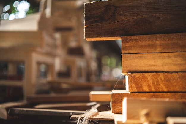 Sfondo industriale in materiale di legno, attrezzatura per macchine da falegname per fabbrica di costruzioni in legno, lavoro sul modello di struttura della tavola di legno naturale in colore marrone