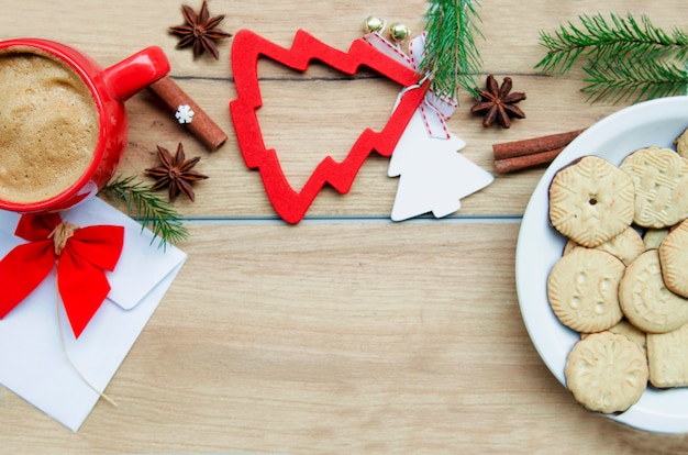 Sfondo invernale con biscotti e caffè. Copi lo spazio per il testo