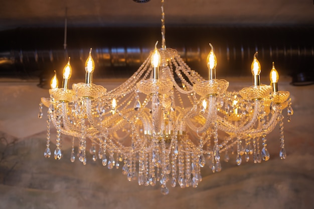 Sfondo lampadario - Lampadario di cristallo di lusso che pende dal soffitto all'interno.