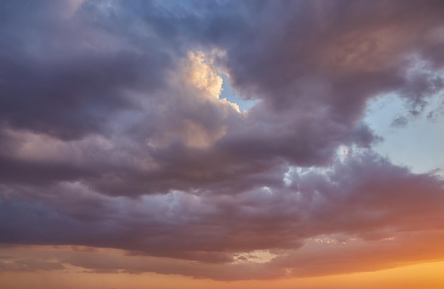 Sfondo luminoso del cielo al tramonto