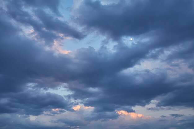 Sfondo luminoso del cielo al tramonto