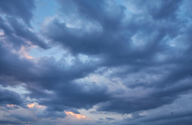 Sfondo luminoso del cielo al tramonto