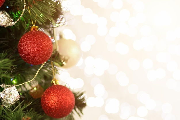 sfondo magico di Natale con albero e luci palle e bokeh sfocato