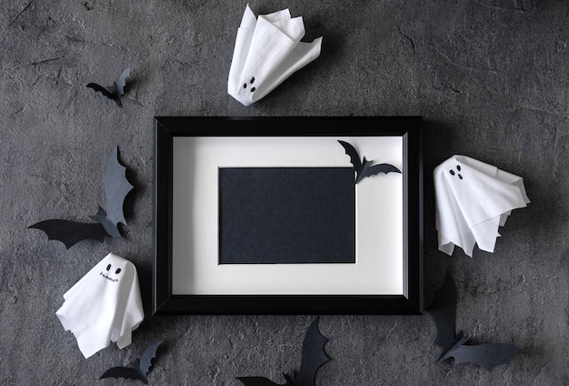 Sfondo moderno di Halloween con pipistrelli e fantasmi