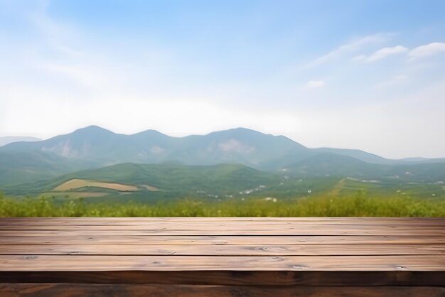 Sfondo montuoso con tavolo in legno nel paesaggio estivo