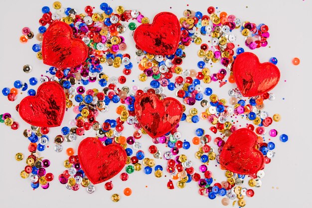Sfondo multicolore di cuori per la festa degli innamorati il 14 febbraio san valentino