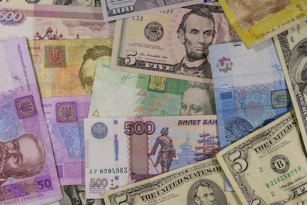 Sfondo multivaluta di dollari americani, rubli russi e grivna ucraine