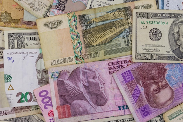 Sfondo multivaluta di dollari USA Rubli russi Rubli bielorussi Sterline egiziane e grivne ucraine