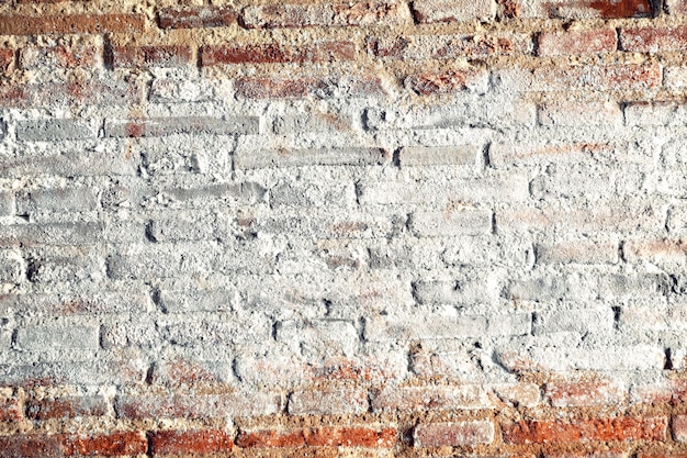 Sfondo muro di mattoni verniciato parzialmente bianco Sfondo di superficie vuota