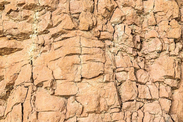 Sfondo muro di terra incrinato di montagna. consistenza, natura.