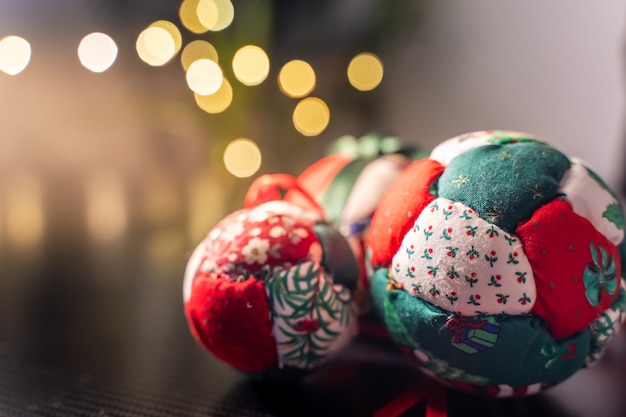 Sfondo natalizio con palline lucide e decorazioni festive con spazio per le copie per il testo