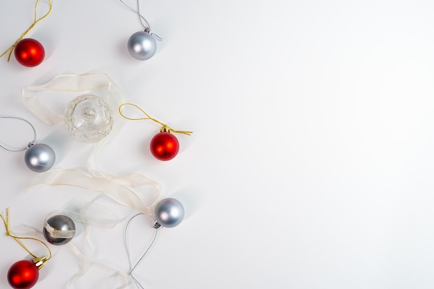 Sfondo natalizio con palline lucide e decorazioni festive con spazio per le copie per il testo