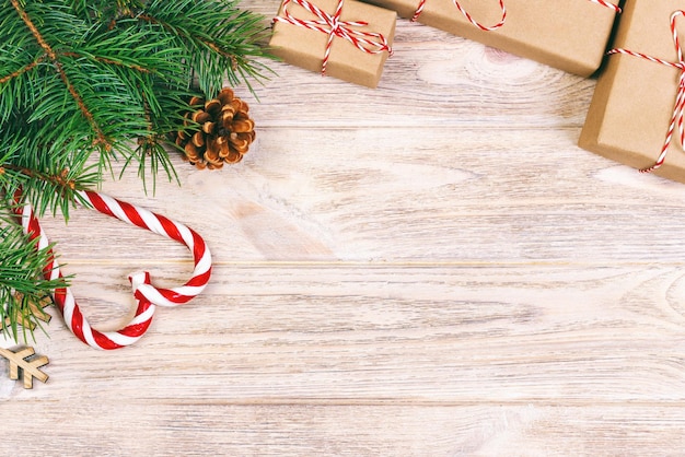 Sfondo natalizio con regali e decorazione spazio di copia Tonato