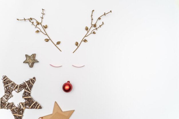 Sfondo natalizio di un concetto di renna fatto di decorazioni con spazio di copia per il testo